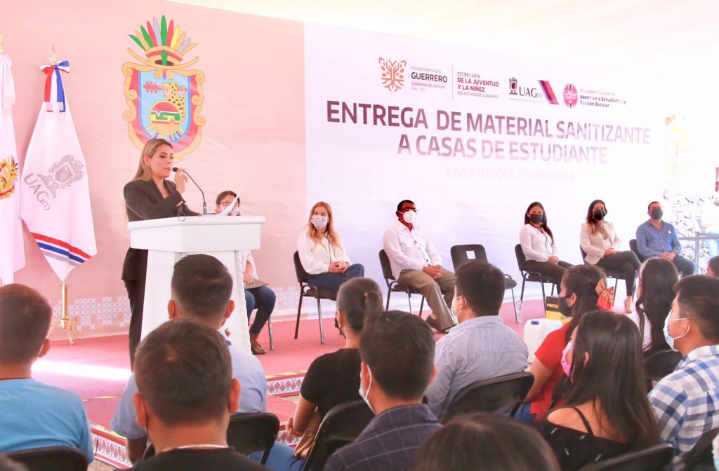 Entrega Evelyn Salgado Pineda equipo sanitizante para 73 casas del estudiante