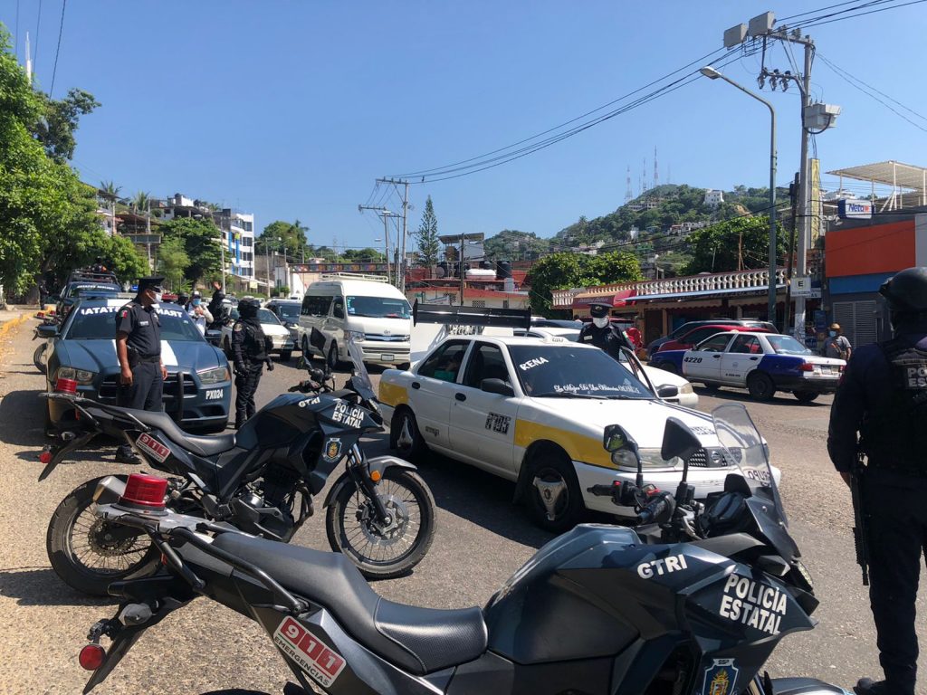 Elementos de la Policía Estatal mantienen vigilancia en las principales carreteras que conducen a los destinos turísticos