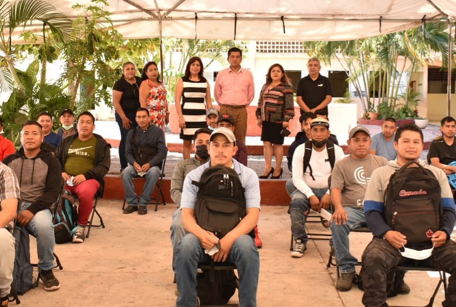 Regresan 30 jornaleros agrícolas tras siete meses de trabajo en Canadá