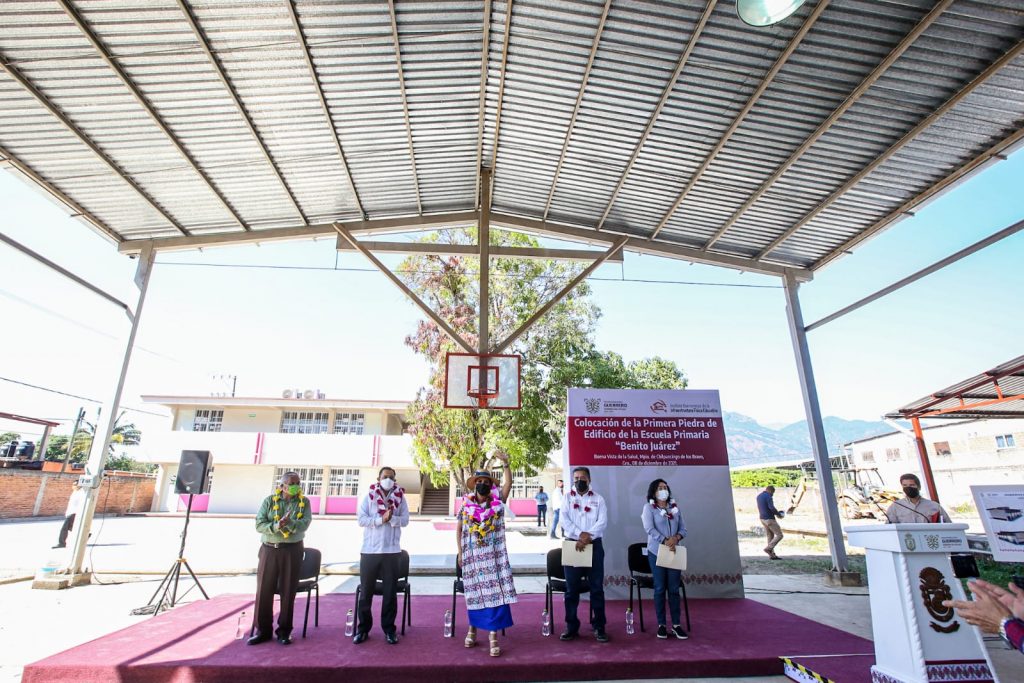 Evelyn Salgado colocó la primera piedra para la construcción de un edificio en la escuela primaria de Buenavista de la Salud