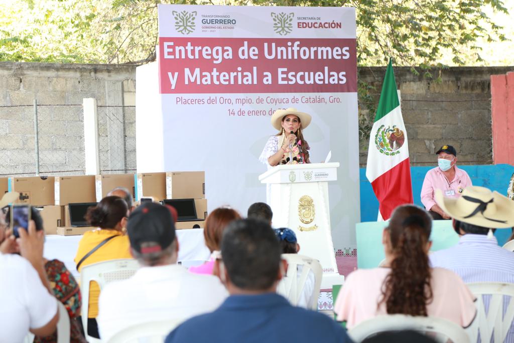 Visita Evelyn Salgado Placeres del Oro, anunció obras diversas y entrega apoyos a escuelas de esta localidad de Coyuca de Catalán