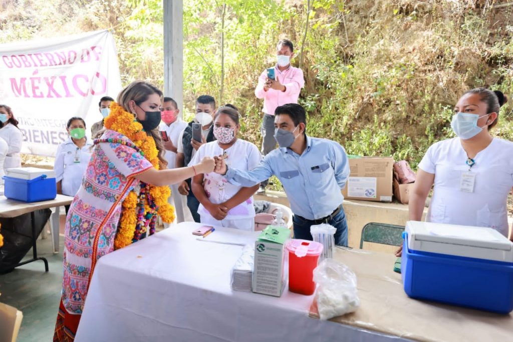 Visita Gobernadora Evelyn Salgado punto de vacunación contra el COVID-19 en Atlamajalcingo del Monte en La Montaña