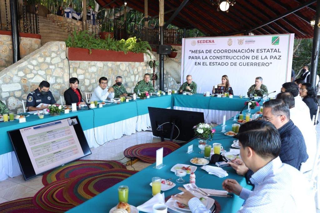 Refuerzan operativos de seguridad por fin de semana largo en carreteras y destinos turísticos de Guerrero