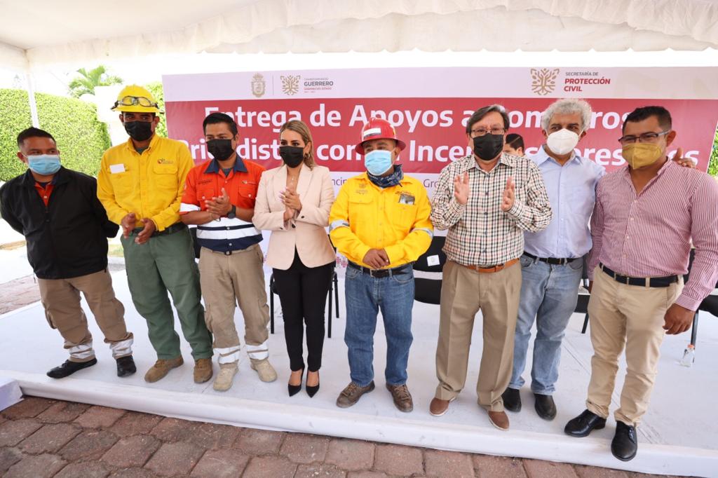 Gobernadora Evelyn Salgado entrega apoyos y reconoce trabajo de brigadistas de incendios forestales