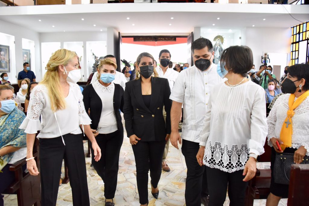 Convive Gobernadora Evelyn Salgado con vecinos para conmemorar el “Día de la Cruz” en Chilpancingo