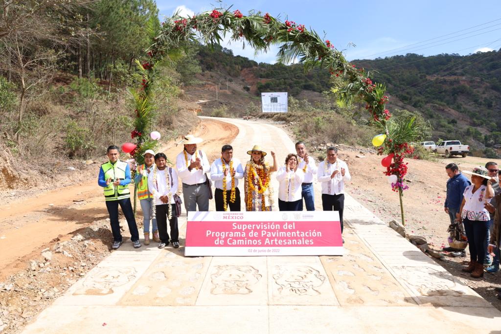 Supervisa Evelyn Salgado avances de pavimentación artesanal de caminos en La Montaña de Guerrero