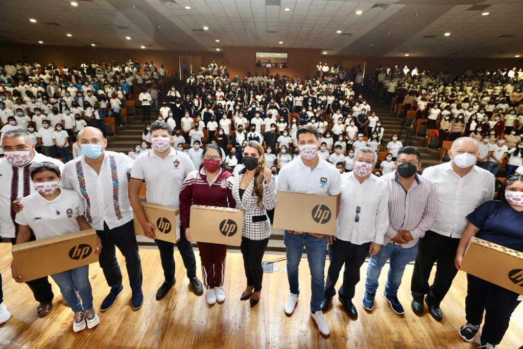 Entrega Evelyn Salgado equipos de cómputo a mil 305 estudiantes normalistas de Guerrero