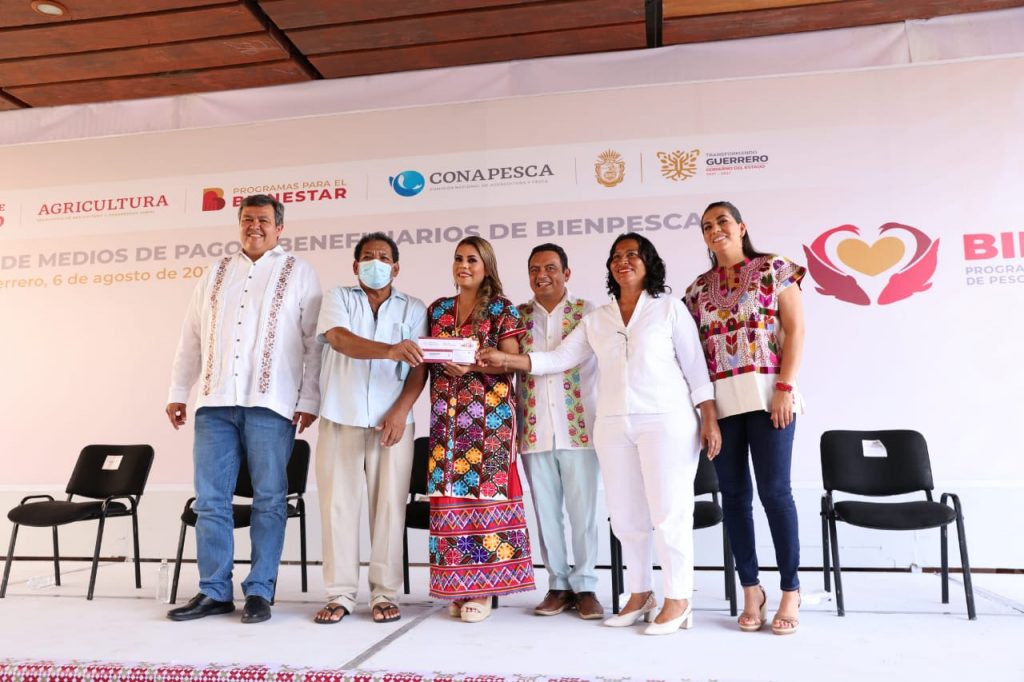Entregan Evelyn Salgado y el titular de Conapesca tarjetas para el pago del programa Bienpesca