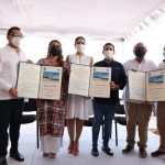 Evelyn Salgado iza bandera Blue Flag en playa de Zihuatanejo