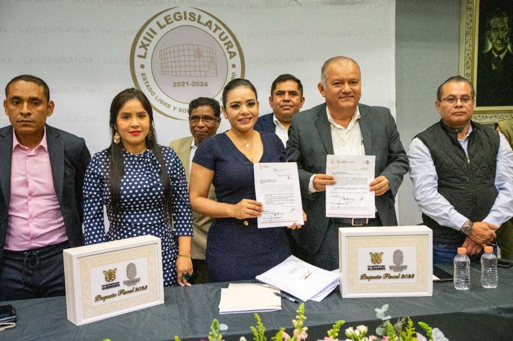El titular de la SEFINA Raymundo Segura, en representación de la gobernadora Evelyn Salgado Pineda, entregó al Congreso local el Paquete Económico 2023