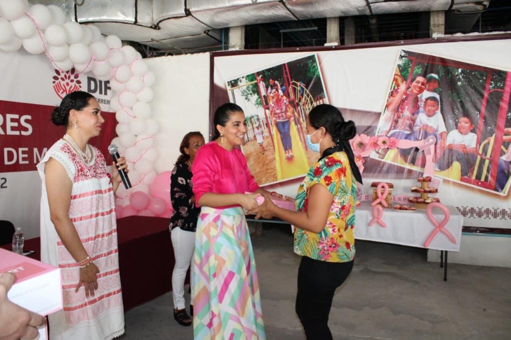 Entrega DIF Guerrero prótesis mamarias a pacientes con cáncer de mama