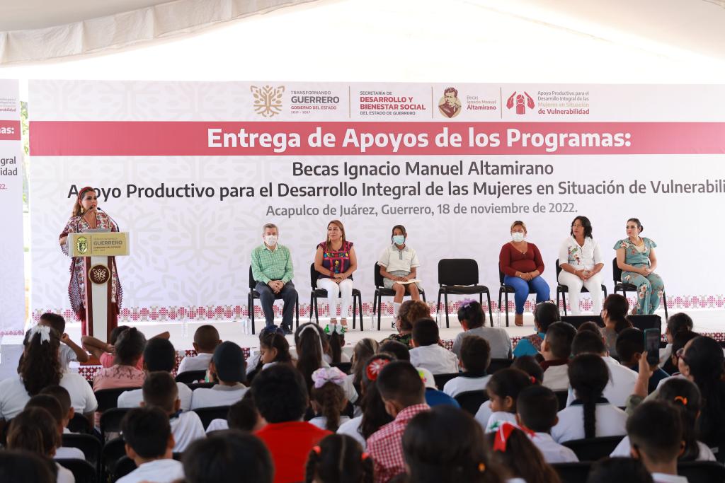 Entrega Evelyn Salgado más de 4 millones de pesos de los programas de Becas y Apoyo Productivo a Mujeres