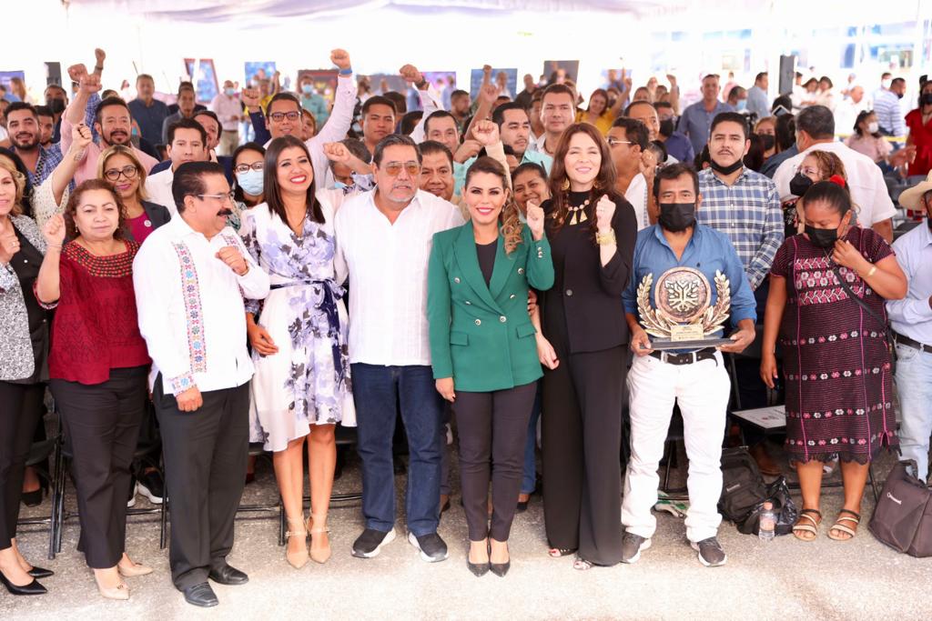 Entrega Evelyn Salgado la Presea: “Migrantes Transformando Guerrero”