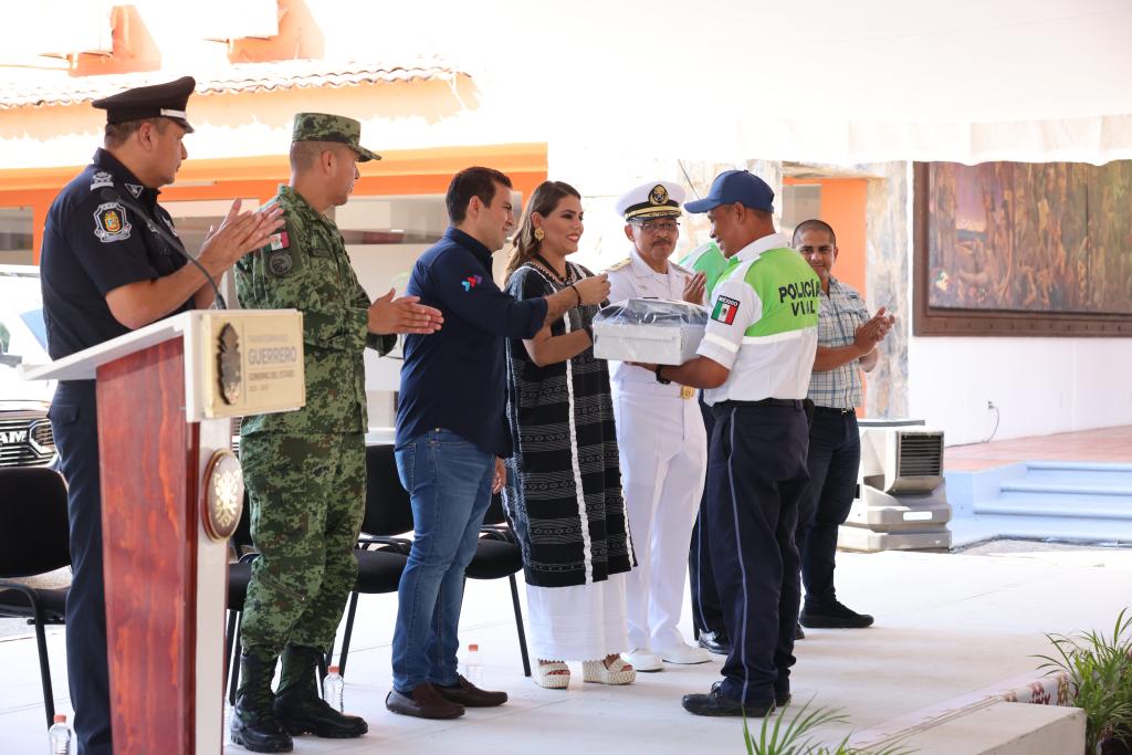 Entrega Evelyn Salgado patrullas, equipo y uniformes a personal de Seguridad Pública de Zihuatanejo
