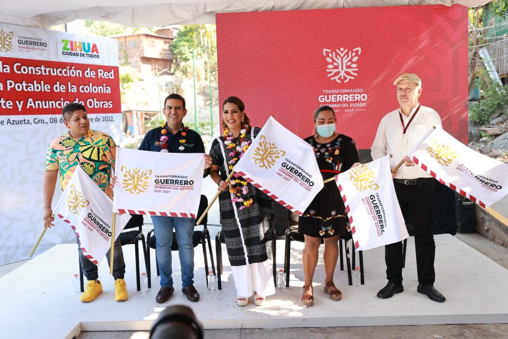 Evelyn Salgado y Jorge Sánchez dan banderazo de inicio de la construcción de la red de agua potable en la colonia Diamante de Zihuatanejo