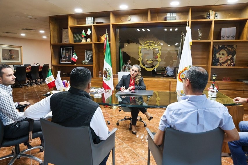 La gobernadora Evelyn Salgado Pineda con su equipo de trabajo afinó los detalles de los preparativos para la Gala de Pirotecnia en los destinos turísticos de Guerrero
