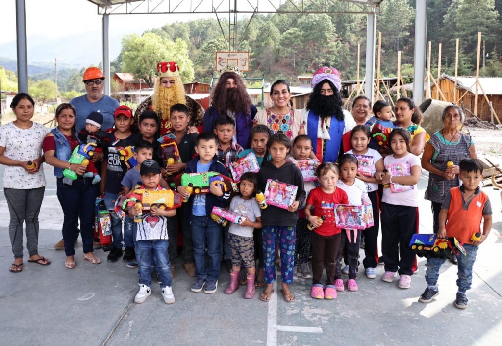 Entrega DIF Guerrero juguetes a niñas y niños de comunidades de la Sierra