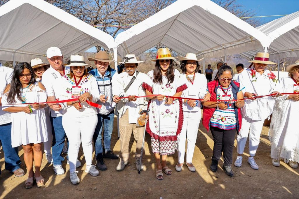 Decenas de familias guerrerenses dan la bienvenida a la primavera en la Organera-Xochipala organizado por el DIF Guerrero