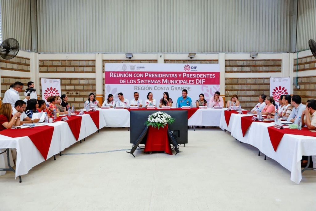 La presidenta DIF Liz Adriana Salgado Pineda se reunió con presidentas y presidentes de los DIF municipales de la Costa Grande