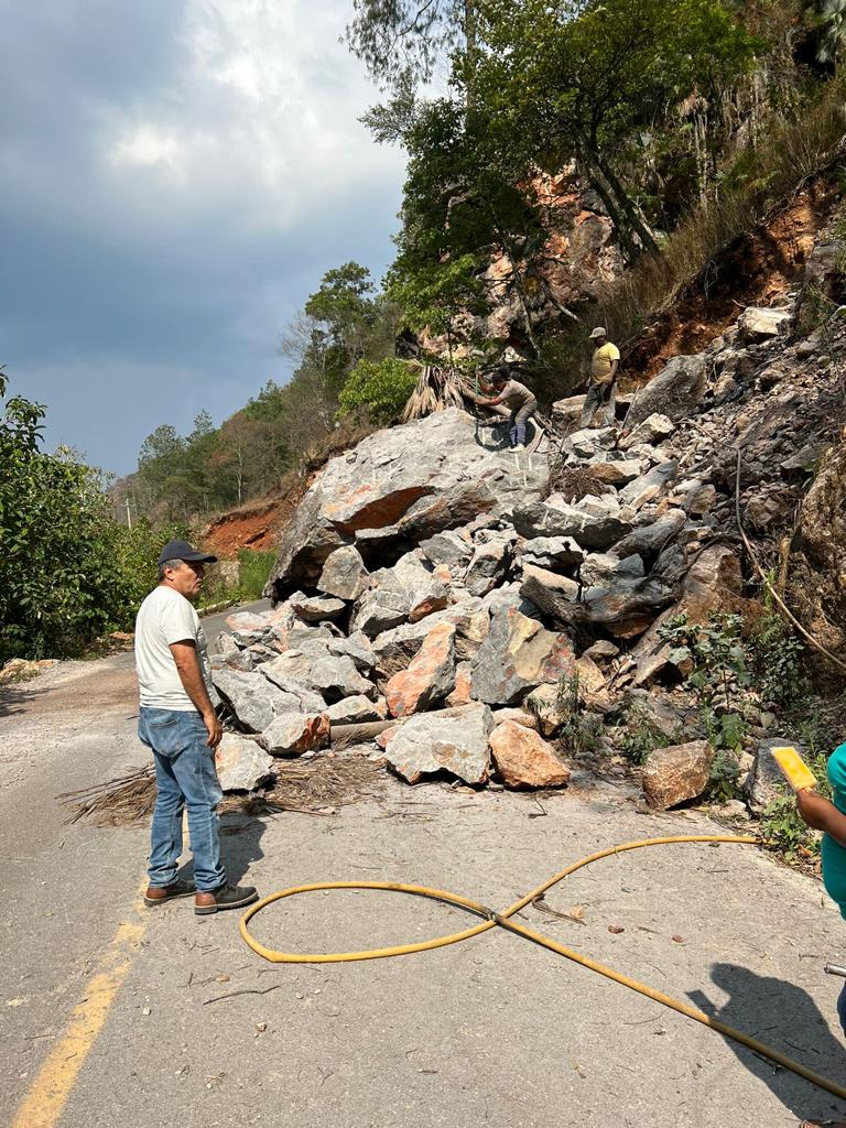 Supervisa director de CICAEG Martín Vega González trabajos de demolición de una roca que obstruía la circulación de la carretera Omiltemi – Xocomanatlán