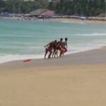 Salvavidas de la Promotora de Playas rescatan a bañista adolescente en playa de Acapulco