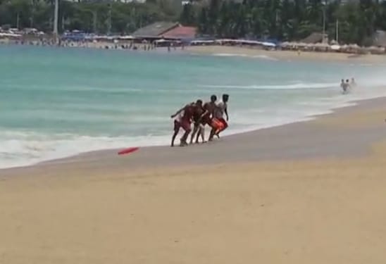 Salvavidas de la Promotora de Playas rescatan a bañista adolescente en playa de Acapulco