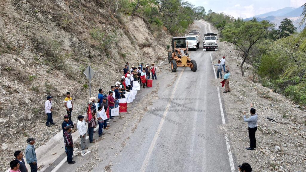 Inicia Cicaeg trabajos de conservación del camino Iyotla-Carrizal de Bravo, en el municipio de Leonardo Bravo