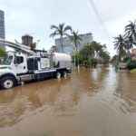 Apoya CAPASEG con acciones urgentes de desazolve y retiro de taponamiento en playa; desfoga inundación en zona Diamante de Acapulco