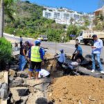 Brinda Cicaeg y Capama atención inmediata a fuga de agua y socavón en la avenida Escénica de Acapulco