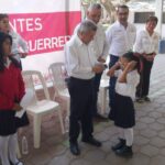 Entregan lentes gratuitos del programa “Ver bien para Aprender Mejor” a estudiantes del municipio de Tixtla