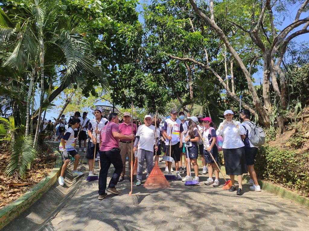 Más de 120 estudiantes de diferentes instituciones educativas participan en el operativo de limpieza del Parque Papagayo
