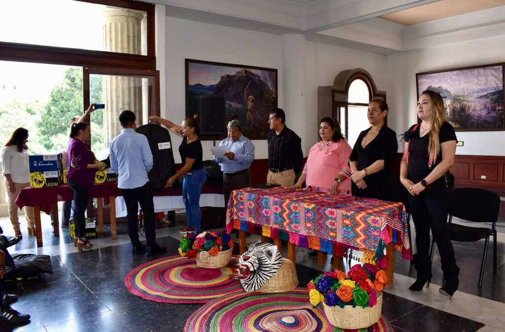 Secretaria de Cultura Aída Melina entrega uniformes a la Banda de Música del Gobierno del  Estado