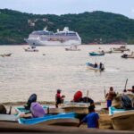 Arriba el Crucero MS Insignia al Puerto de Zihuatanejo de Azueta