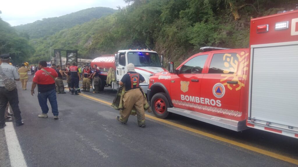 Bomberos de la SGIRPCGRO atienden accidente de una pipa que volcó en la Chilpancingo-Iguala