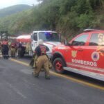 Bomberos de la SGIRPCGRO atienden accidente de una pipa que volcó en la Chilpancingo-Iguala