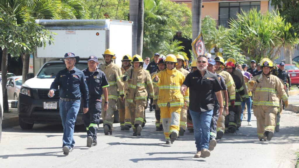 Con un desfile personal de la SGIRPCGRO, conmemora el Día de la y el Bombero