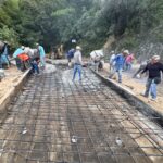 Continúa pavimentación del camino Hueyitlalpan-Almolonga