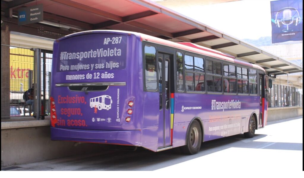 En Acapulco las mujeres viajan seguras gracias al Transporte Violeta