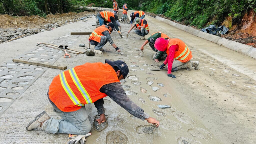 Construye gobierno de Guerrero camino en la sierra de Atoyac