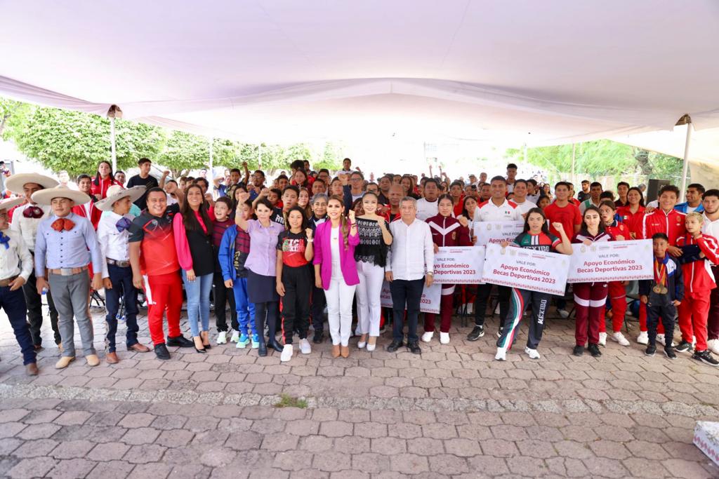 Cumple Evelyn Salgado su palabra y entrega becas a deportistas y entrenadores de Guerrero