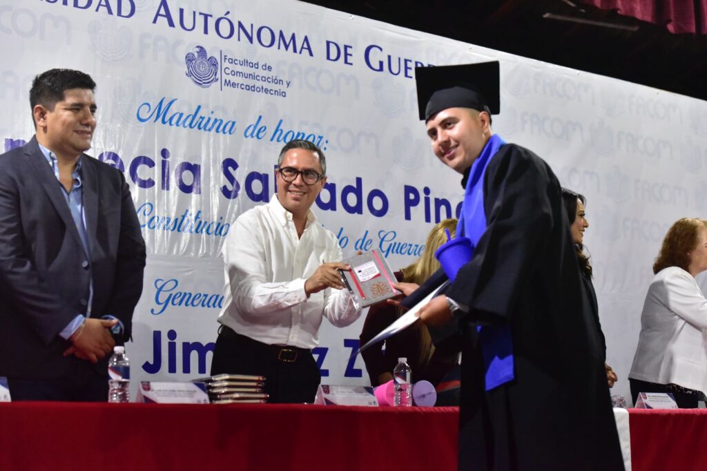“El mejor camino para alcanzar nuestros sueños es la educación”: René Posselt