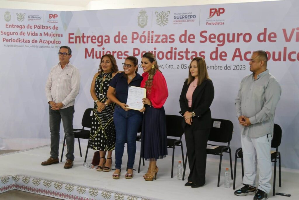 Entrega Evelyn Salgado pólizas de seguro de vida a mujeres periodistas de Acapulco