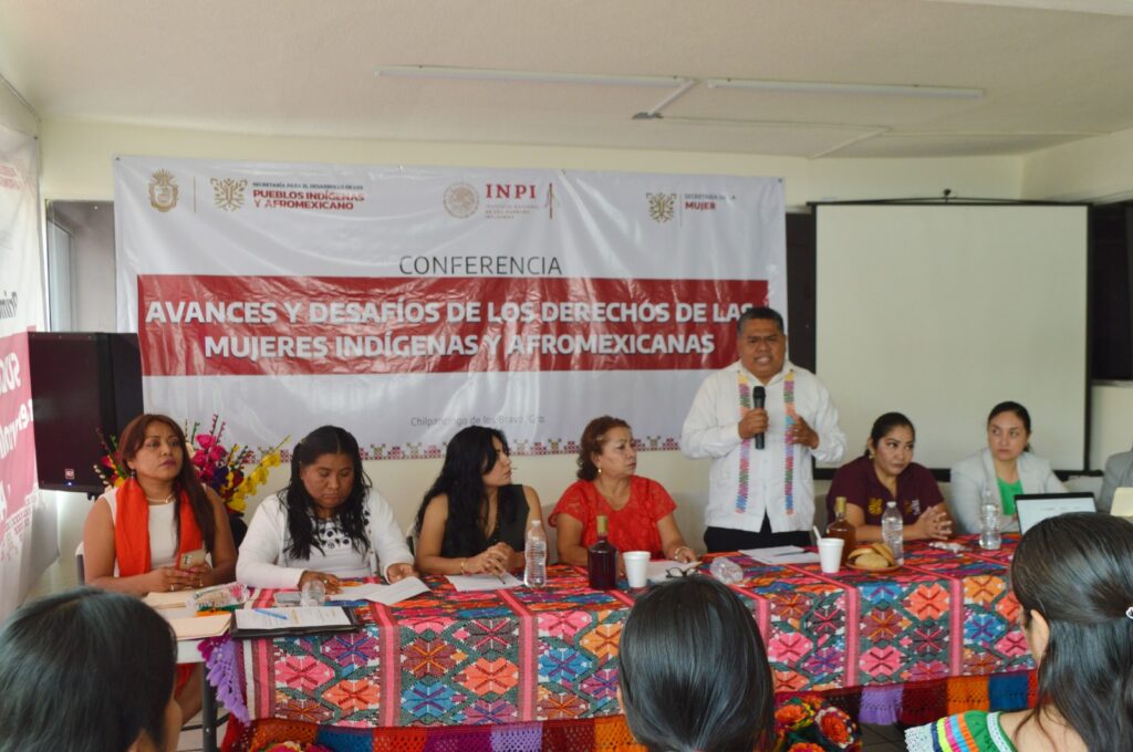 Imparten conferencia para conmemorar el Día Internacional de la Mujer Indígena