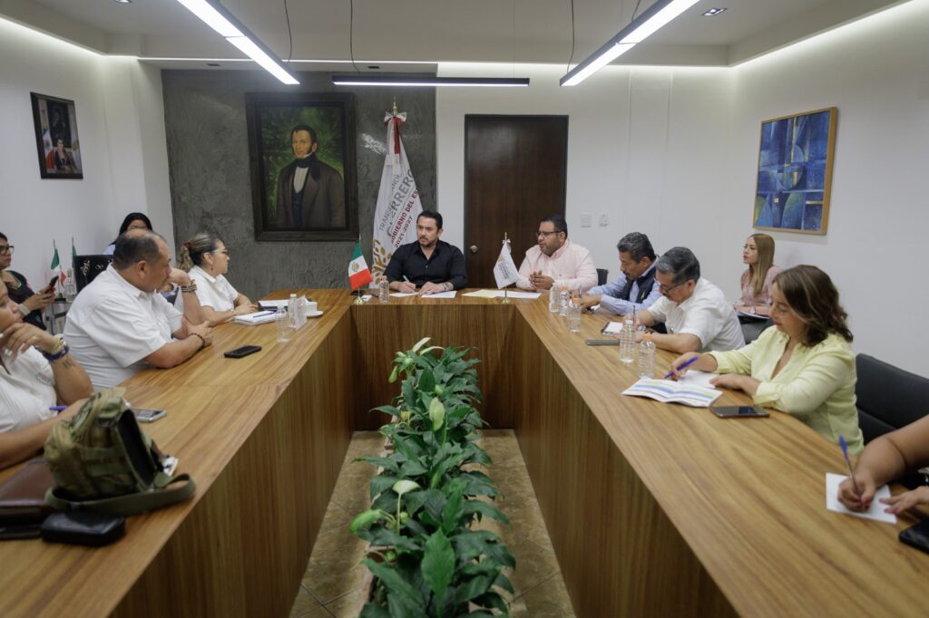 Se reúne Ludwig Marcial Reynoso con familias de Acapulco en busca de sus desaparecidos