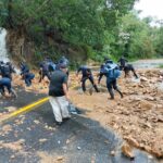 Personal de la Policía Estatal brinda apoyo en las labores de restauración de vías terrestres sobre el tramo carretero tierra Colorada – Acapulco