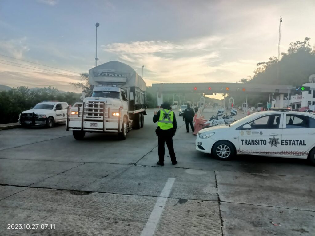 Personal de Tránsito Estatal brinda orientación y apoyo vial en la caseta de la venta