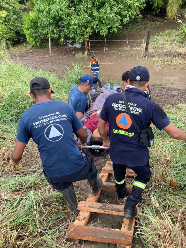 Personal operativo de la SGIRPCGRO continúa brindando atención a las familias afectadas por la Tormenta Tropical Max