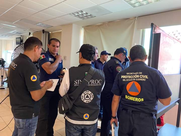 Personal de Protección Civil del Estado continúa brindado cobijo y alimentación a turistas y locales en el Refugio Temporal
