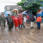 Recorren Evelyn Salgado y el secretario de Marina, Rafael Ojeda la zona afectada por lluvias generadas por “Max”