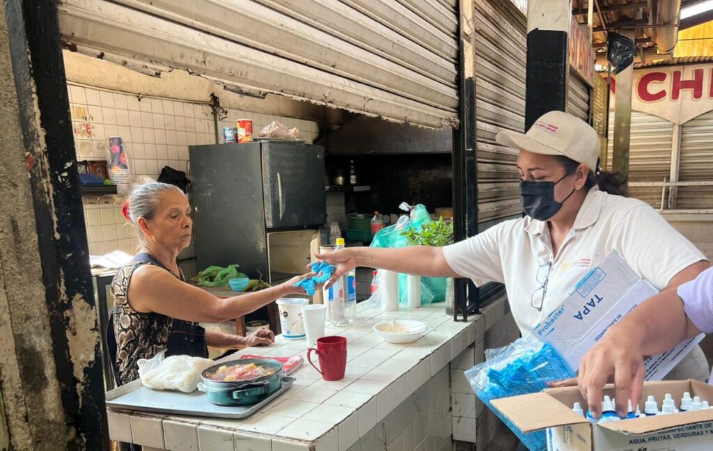 COPRISEG entrega frascos de plata coloidal y realiza cloración de depósitos en puntos de mayor riesgos a la salud